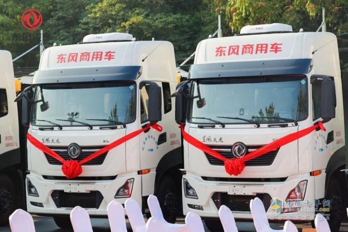 寶鋼X東風(fēng)X華為聯(lián)手打造鋼鐵物流電動(dòng)化示范！東風(fēng)商用車50輛新能源重卡集中交付