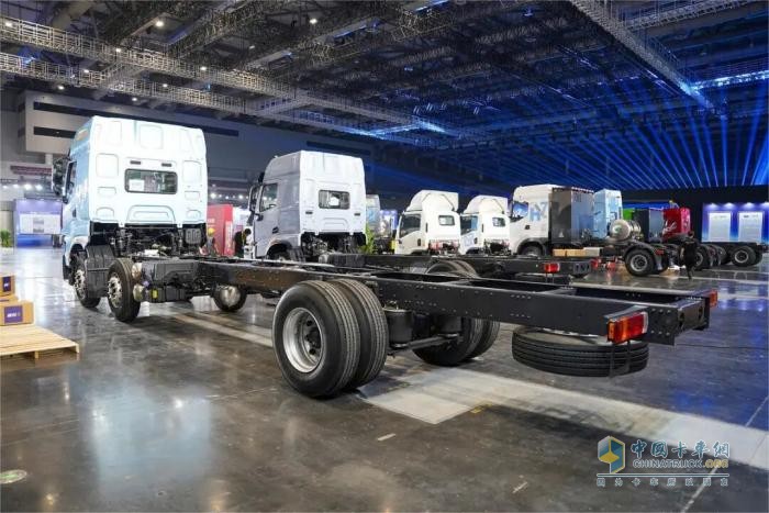 乘龍H7 Pro 6x2載貨車：當(dāng)“貨運(yùn)能手”遇上隱形坑，輕松操控，一路省心無負(fù)擔(dān)！