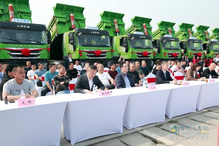 上汽紅巖新型智能渣土車批量交付，助力重慶打造山水美麗之城
