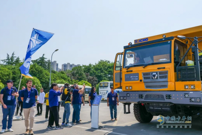 2024年5月17日-21日，第六屆徐工國際客戶節(jié)順利舉辦，全球各地的海外客戶齊聚徐州，共同見證這場來自世界東方的盛會。