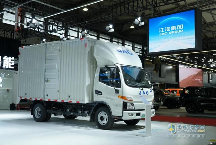 2024上海國際低碳智慧出行展覽會開幕，江淮1卡帥鈴EV5“威武”亮相