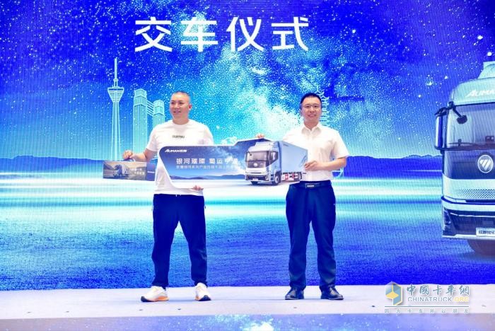 斬獲59臺訂單！歐曼銀河3成都區(qū)域上市 為快遞綠通運輸裝上高效新引擎