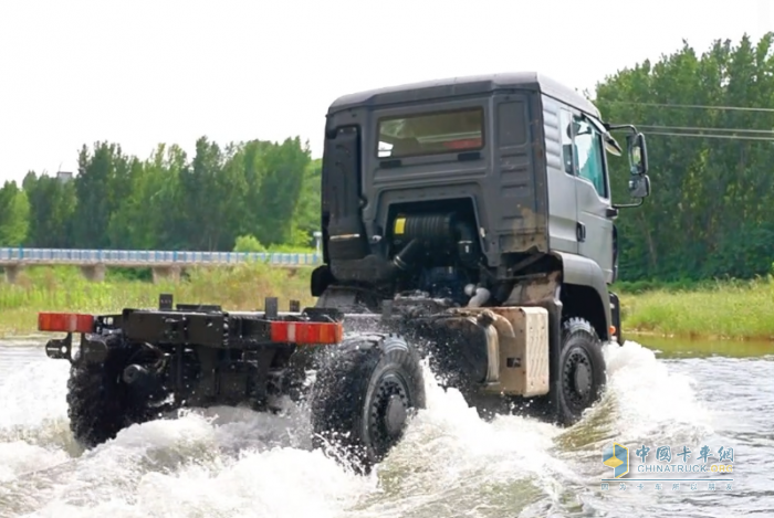 中國(guó)重汽豪沃中型4×4獨(dú)立懸架越野車：荒野主宰，肆意馳騁！