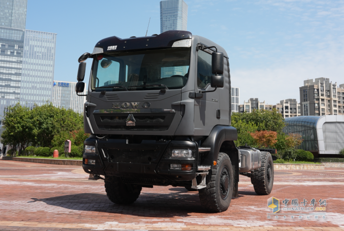 中國(guó)重汽豪沃中型4×4獨(dú)立懸架越野車：荒野主宰，肆意馳騁！
