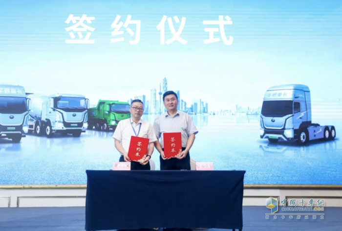 簽約熱潮席卷全國！宇通重卡全系新品成都上市再現(xiàn)大單