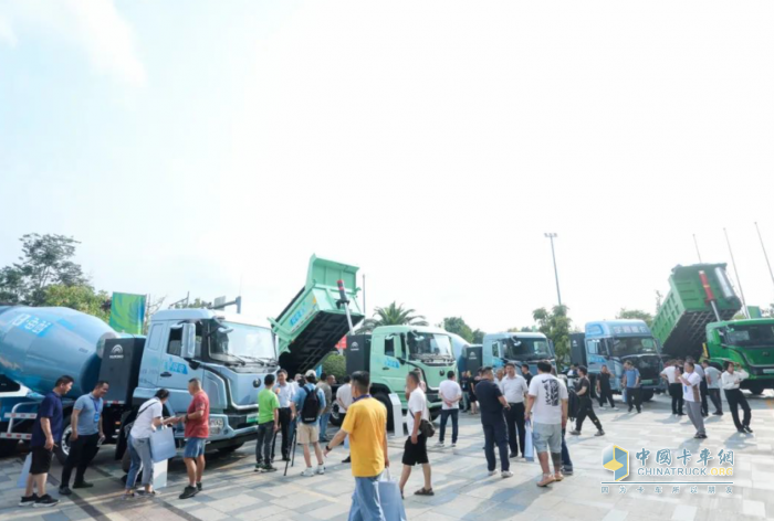 簽約熱潮席卷全國！宇通重卡全系新品成都上市再現(xiàn)大單