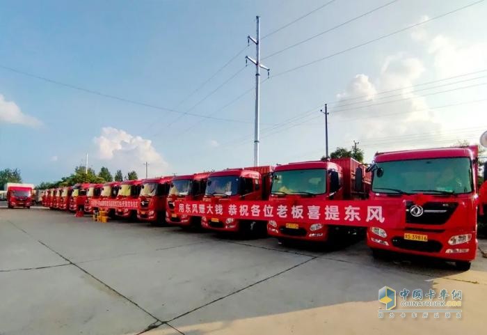 22輛東風(fēng)天錦批量交付 信陽畜禽運(yùn)輸領(lǐng)域再樹標(biāo)桿