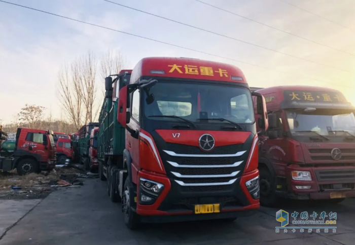 好車是用實(shí)力說話 王師傅跑煤炭運(yùn)輸先后購(gòu)入兩組大運(yùn)子母車