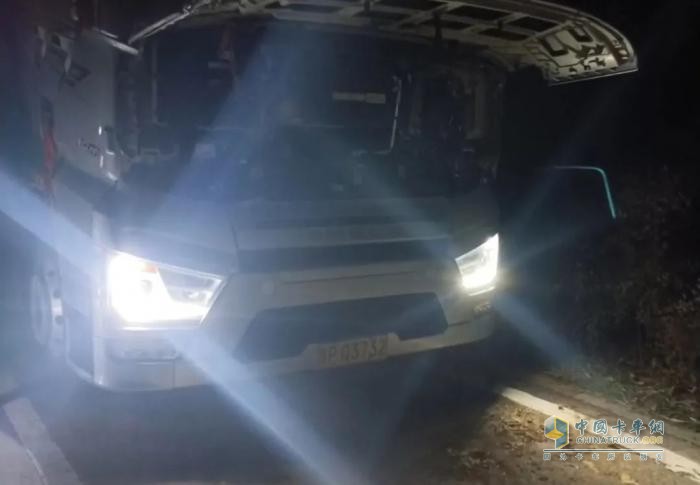 解放卡車：寒夜疾馳護(hù)綠苗，解放服務(wù)暖征途