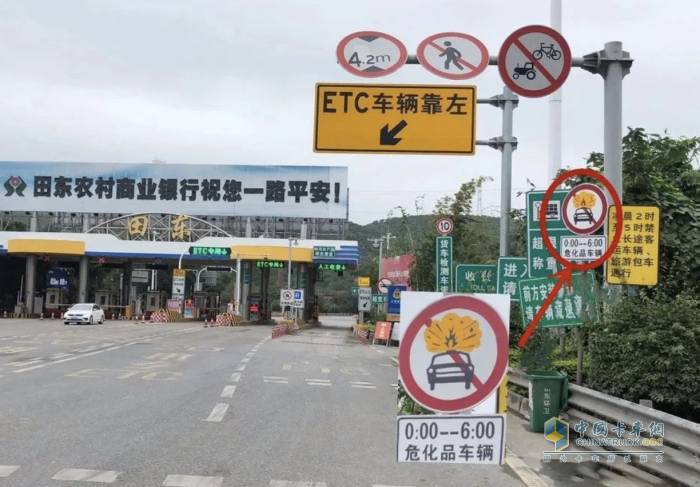 廣西一?；奋?chē)凌晨“闖禁”被攔下