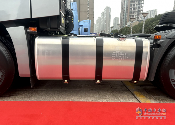 680馬力！干線運輸?shù)摹榜R中赤兔”——江淮跨越6×4牽引車