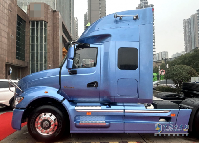 為何江淮跨越V5 6×4牽引車能成為?；愤\輸?shù)氖走x？