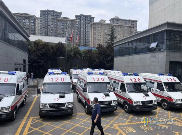 為醫(yī)療事業(yè)助力！依維柯經(jīng)典得意救護(hù)車(chē)成功交付！