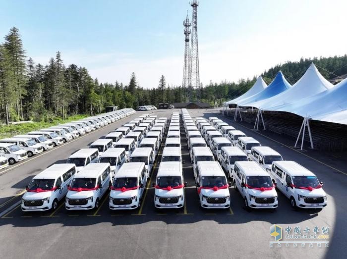 上汽大通新途V80交付長(zhǎng)白山景區(qū)！70臺(tái)新車賦能東北版“巴音布魯克”旅游體驗(yàn)