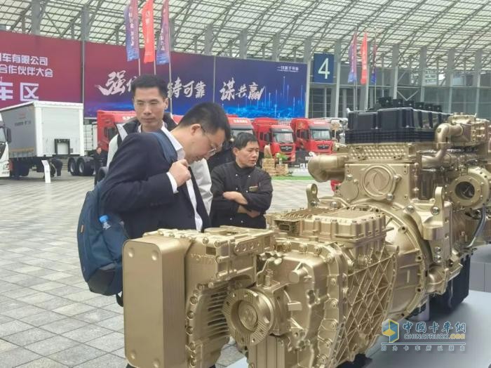 燃動(dòng)未來(lái)！東風(fēng)商用車(chē)2025合作伙伴大會(huì)，龍擎動(dòng)力“鏈”接精彩