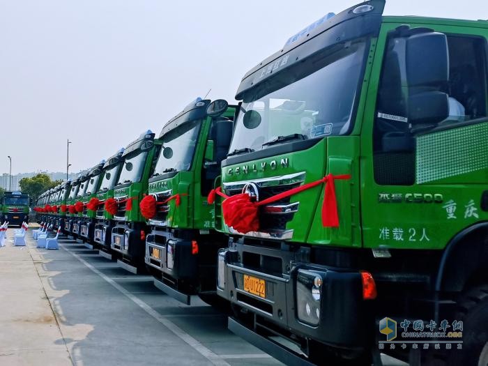 上汽紅巖新型智能渣土車批量交付，助力重慶打造山水美麗之城