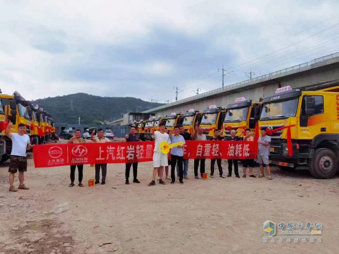 助力臺(tái)州工程建設(shè) 上汽紅巖杰獅C6自卸車(chē)批量交付