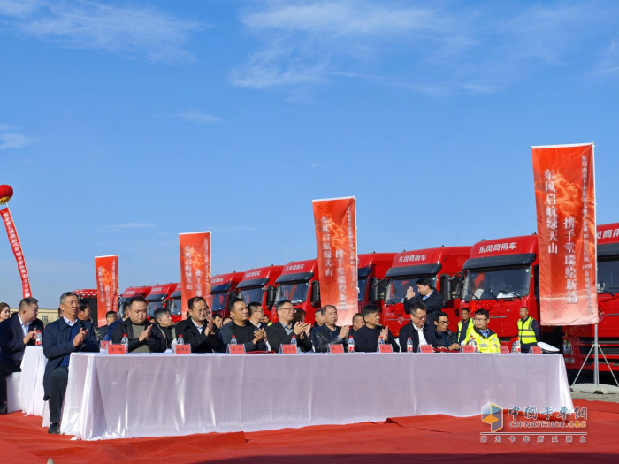 80臺(tái)東風(fēng)天龍電動(dòng)牽引車開拓新疆綠色轉(zhuǎn)型新局面