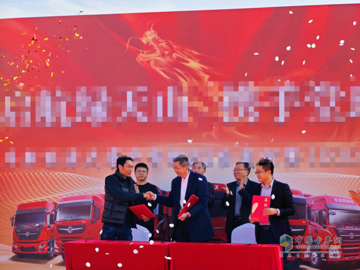 80臺(tái)東風(fēng)天龍電動(dòng)牽引車開拓新疆綠色轉(zhuǎn)型新局面