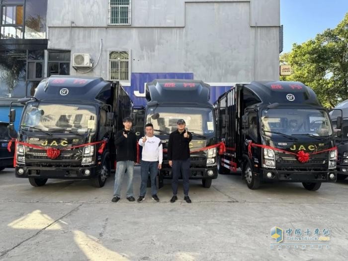 15臺威鈴M6中體車型交付于大客戶，共筑高效物流新篇章！