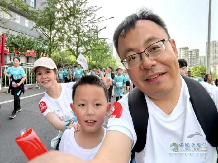 挑戰(zhàn)自我！超越極限！堰馬賽道上，看東風(fēng)營銷人奔跑向未來