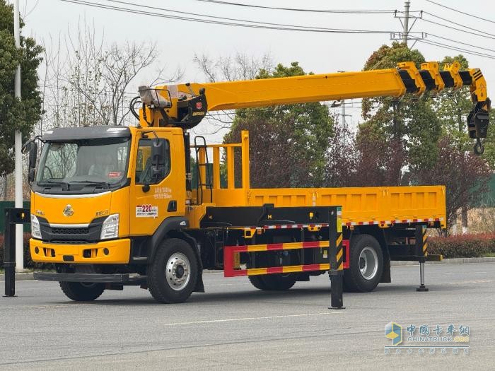 乘龍L3隨車吊：短軸距強(qiáng)動(dòng)力高承載，工程作業(yè)更高效