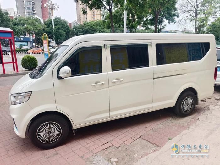誰(shuí)說(shuō)工具車只能拉貨？來(lái)看跨越星V7EV的全新打開(kāi)方式！