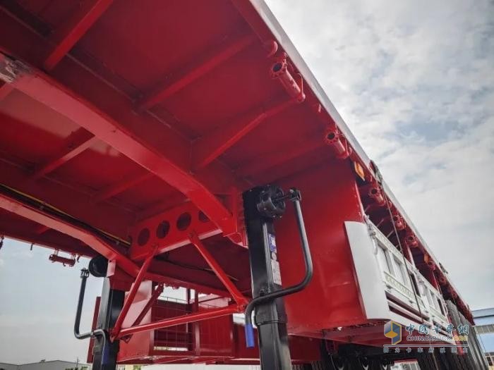 東風(fēng)天龍LNG牽引車搭載歐陽華俊13米平板半掛車，干線物流新勢力！