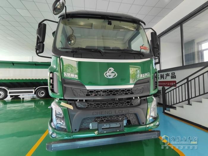 征服山路窄巷！乘龍M3三軸飼料車(chē)34m3巨無(wú)霸的靈動(dòng)之軀