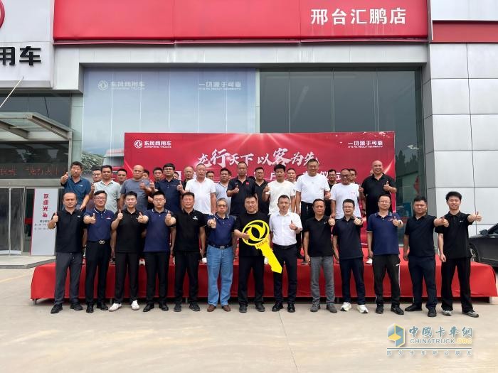 龍行天下 以客為先|60輛東風(fēng)天龍燃?xì)庾幽杠囋诤颖毙吓_交付！共拓“疆煤外運(yùn)”發(fā)展新局