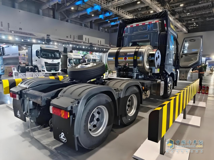 乘龍HK LNG牽引車：干線物流的“創(chuàng)富利器”，省氣、舒適、安全全拿捏！