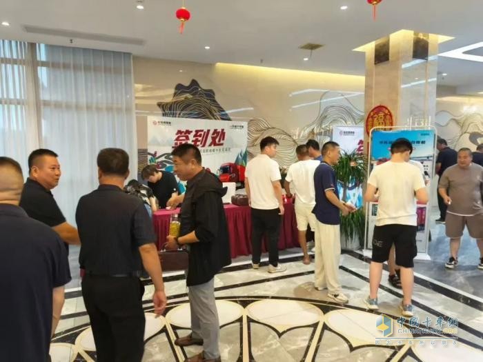 省油實(shí)力派！東風(fēng)天龍KX新嶸耀品鑒會(huì)現(xiàn)場(chǎng)，1800公里實(shí)測(cè)數(shù)據(jù)說(shuō)話