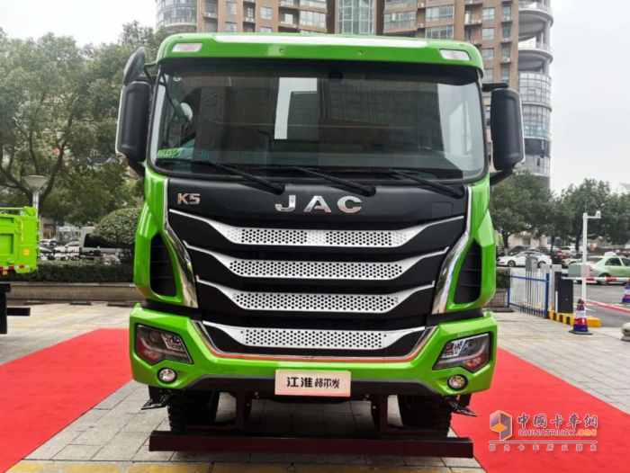 孔武有力！運(yùn)輸渣土江淮格爾發(fā)8×4自卸車可靠抗造