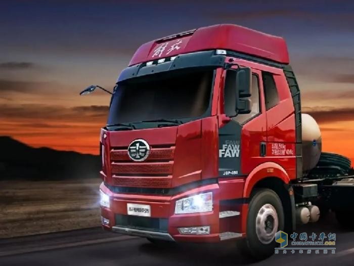 解放J6P經(jīng)典版 6SM6 LNG牽引車：高效物流新選擇