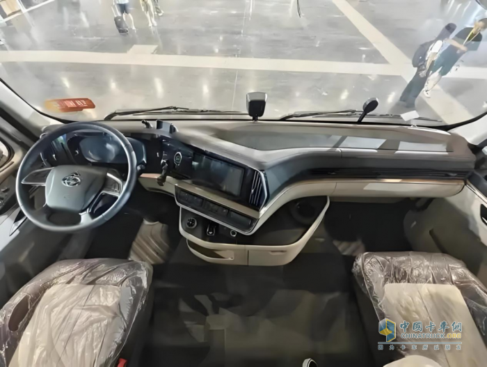 乘龍HK LNG牽引車：干線物流的“創(chuàng)富利器”，省氣、舒適、安全全拿捏！