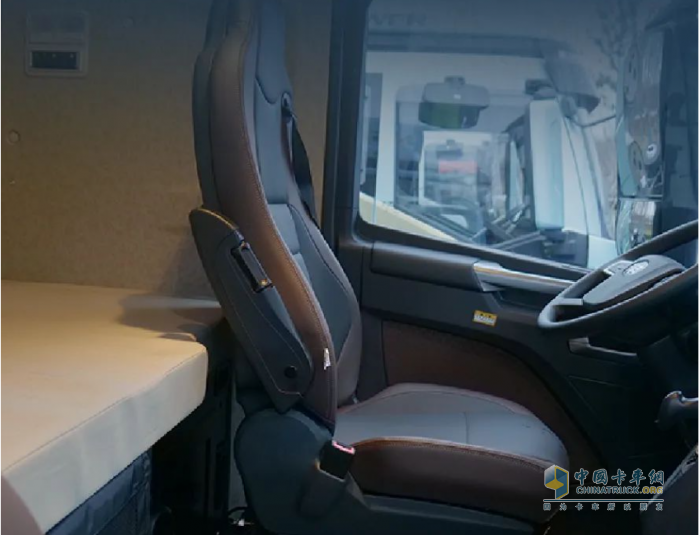 解放J7 600馬力LNG牽引車，引領高效運營新篇章