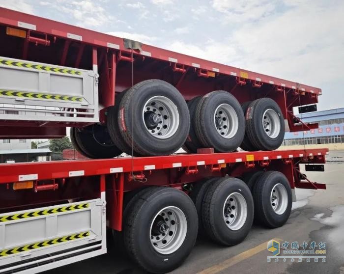 東風(fēng)天龍LNG牽引車搭載歐陽華俊13米平板半掛車，干線物流新勢力！