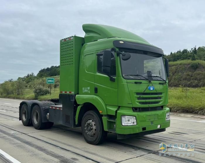 鷹途660馬力燃?xì)廛嚿习?一大波新造型亮相 386批次牽引車看點(diǎn)一覽