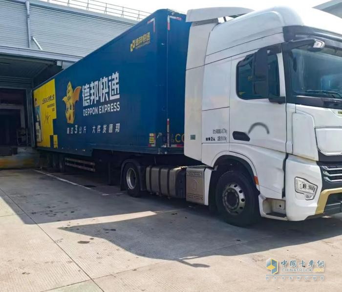 跑長(zhǎng)途快遞穩(wěn)操勝券！黨師傅力薦龍?bào)J4×2牽引車