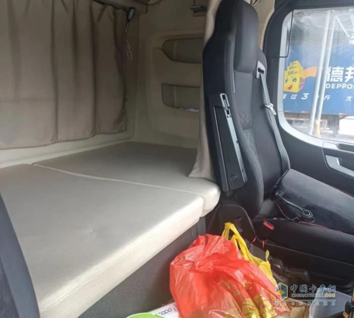跑長(zhǎng)途快遞穩(wěn)操勝券！黨師傅力薦龍?bào)J4×2牽引車