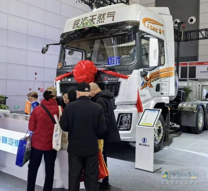 智領(lǐng)商用車新航道 陜汽重卡&卡爾動(dòng)力無人駕駛重卡閃耀2025西部制博會(huì)