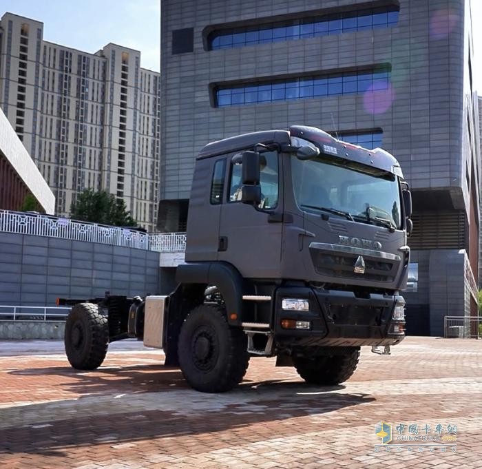 中國(guó)重汽豪沃中型4×4獨(dú)立懸架越野車：荒野主宰，肆意馳騁！