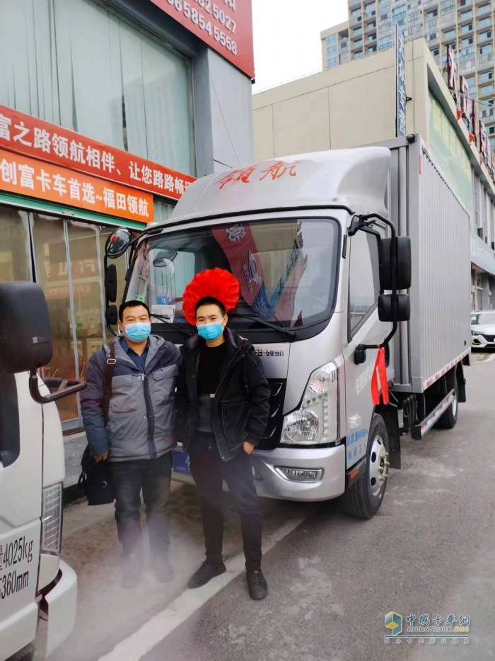 “服裝物流達(dá)人”韋新春：輕卡跑長(zhǎng)途就選領(lǐng)航M5 開(kāi)得舒服、賺得更多