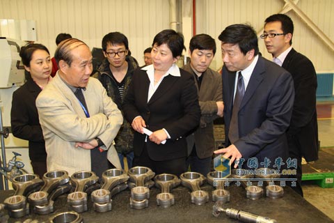 中國汽車工業(yè)協(xié)會專家委員會常務(wù)副主任晏一平(左一)在聽濰柴介紹再制造情況