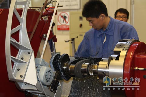 濰柴再制造工作人員利用先進清洗設(shè)備進行舊件清洗