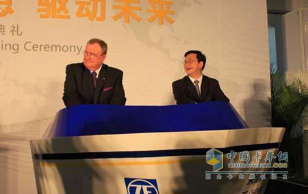 采埃孚集團首席執(zhí)行官Hans-Georg Haerter與上海松江區(qū)區(qū)長孫建平共同為“ZF中國號”啟動