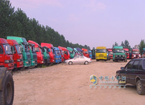 二手車(chē)交易市場(chǎng)顯得分外冷清