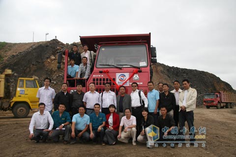 參加艾里遜自動檔中國重汽礦用車試駕的用戶及領(lǐng)導合影