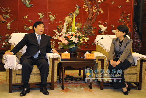 山東重工集團(tuán)董事長(zhǎng)譚旭光率團(tuán)隊(duì)到濰柴揚(yáng)州業(yè)務(wù)板塊考察調(diào)研
