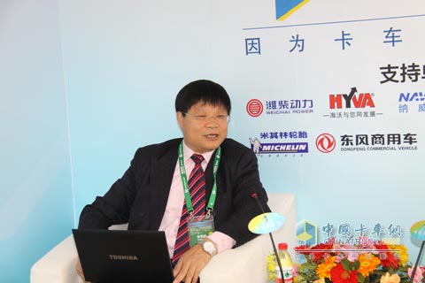 泰樂瑪汽車制動系統(tǒng)（上海）有限公司副總經(jīng)理劉增崗與卡車網(wǎng)總編吳永強先生進行交談